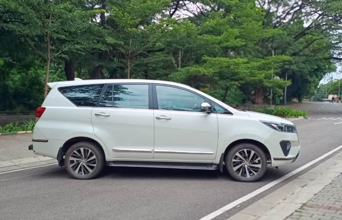 Luxury Crysta Taxi